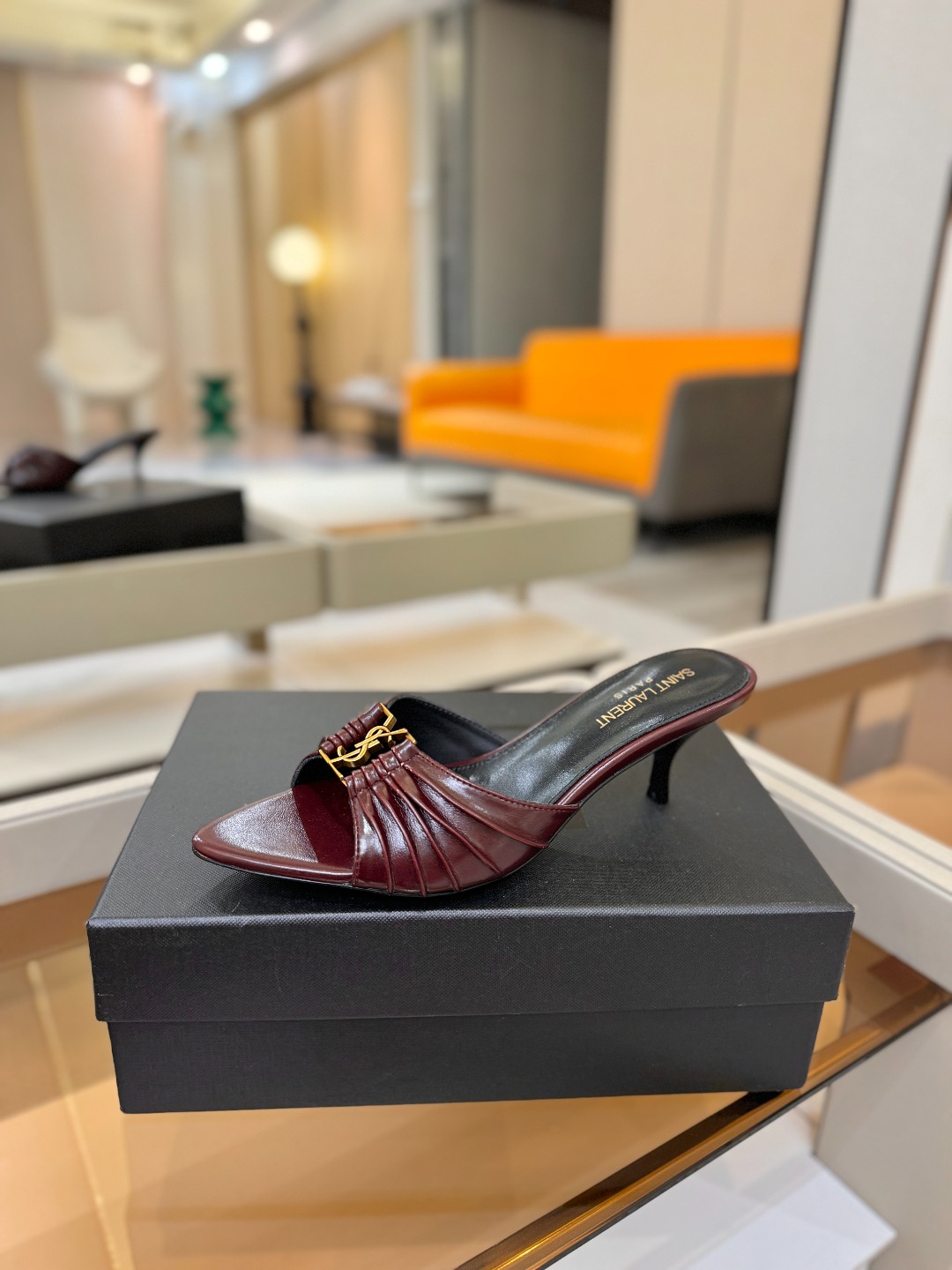 YSL「SAINT LAURENT*」 夏季新品 尖头优雅大气高跟拖鞋 —————————— 尖头设计拉长腿部线条, YSL「SAINT LAURENT*」 夏季新品 尖头优雅大气高跟拖鞋 —————————— 尖头设计拉长腿部线条,