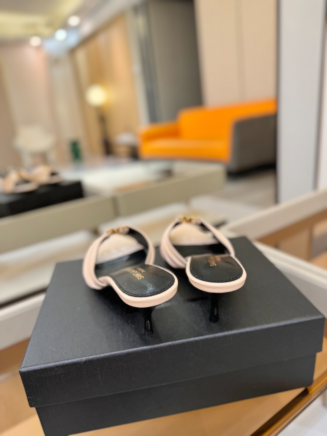 YSL「SAINT LAURENT*」 夏季新品 尖头优雅大气高跟拖鞋 —————————— 尖头设计拉长腿部线条, YSL「SAINT LAURENT*」 夏季新品 尖头优雅大气高跟拖鞋 —————————— 尖头设计拉长腿部线条,