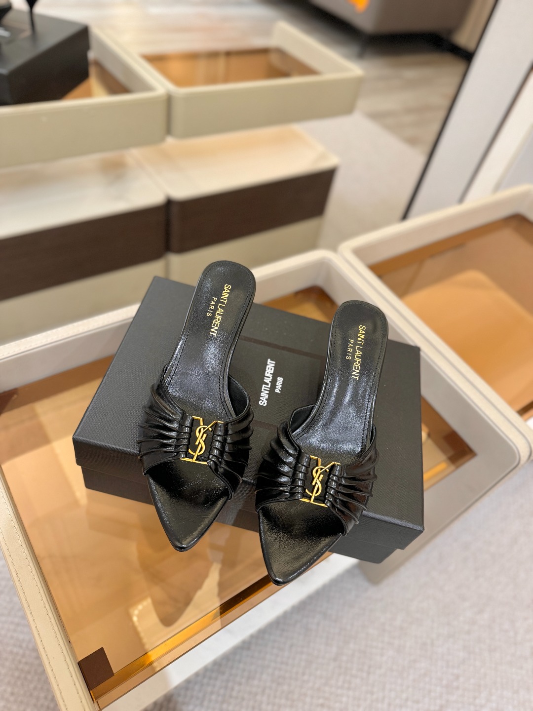 YSL「SAINT LAURENT*」 夏季新品 尖头优雅大气高跟拖鞋 —————————— 尖头设计拉长腿部线条, YSL「SAINT LAURENT*」 夏季新品 尖头优雅大气高跟拖鞋 —————————— 尖头设计拉长腿部线条,