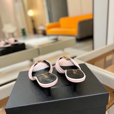 YSL「SAINT LAURENT*」 夏季新品 尖头优雅大气高跟拖鞋 —————————— 尖头设计拉长腿部线条, YSL「SAINT LAURENT*」 夏季新品 尖头优雅大气高跟拖鞋 —————————— 尖头设计拉长腿部线条,