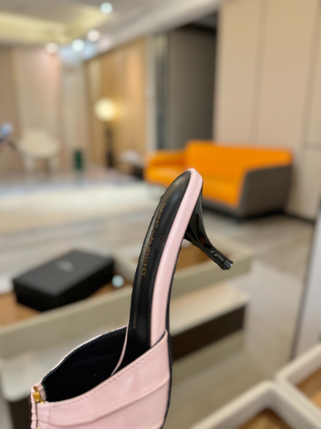 YSL「SAINT LAURENT*」 夏季新品 尖头优雅大气高跟拖鞋 —————————— 尖头设计拉长腿部线条, YSL「SAINT LAURENT*」 夏季新品 尖头优雅大气高跟拖鞋 —————————— 尖头设计拉长腿部线条,