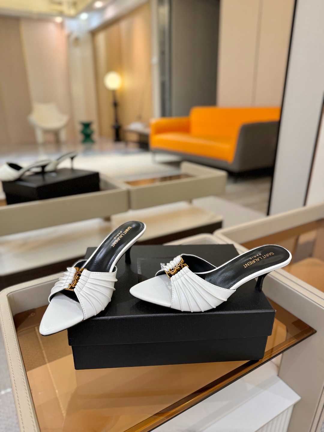 YSL「SAINT LAURENT*」 夏季新品 尖头优雅大气高跟拖鞋 —————————— 尖头设计拉长腿部线条, YSL「SAINT LAURENT*」 夏季新品 尖头优雅大气高跟拖鞋 —————————— 尖头设计拉长腿部线条,