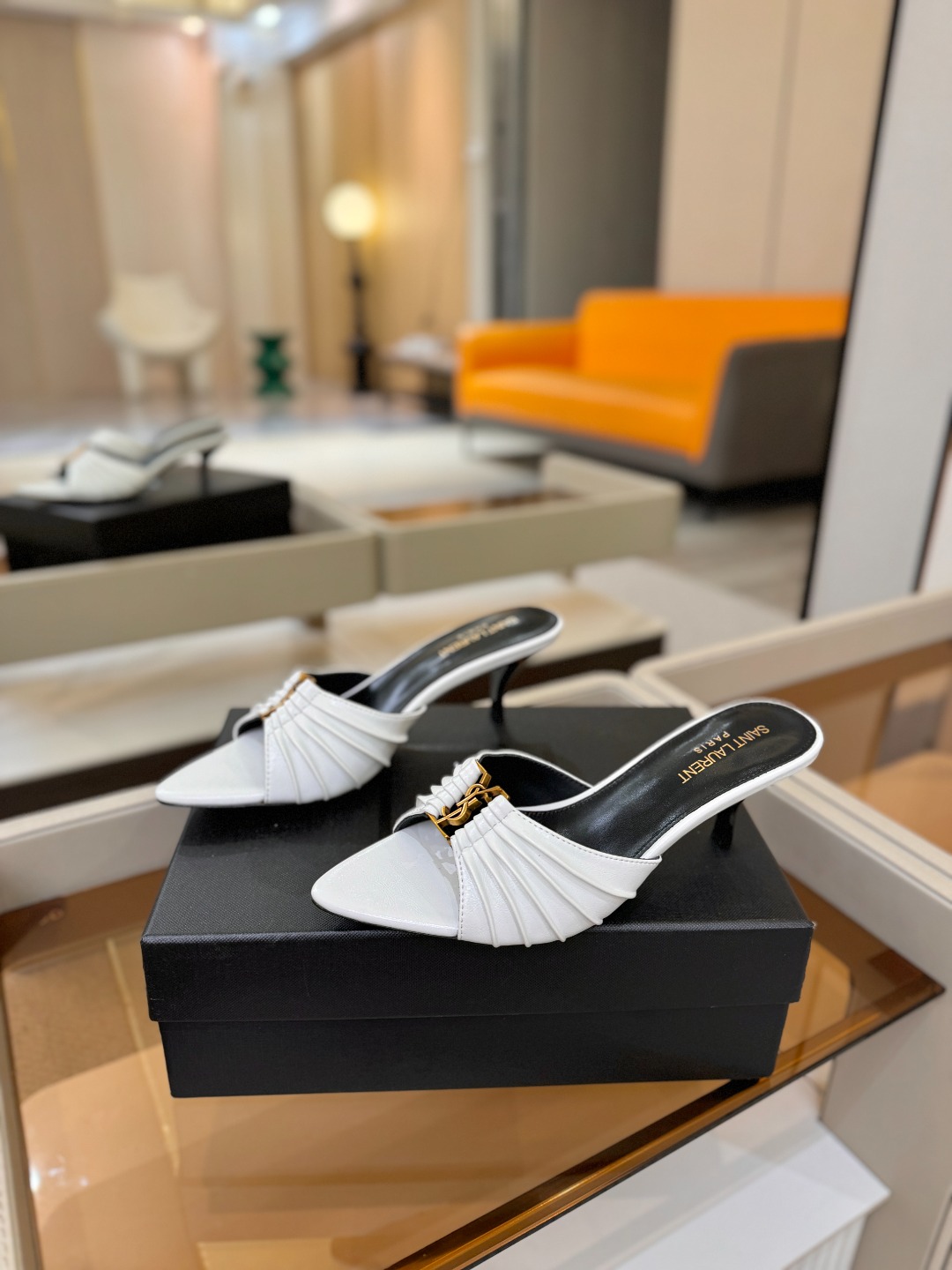 YSL「SAINT LAURENT*」 夏季新品 尖头优雅大气高跟拖鞋 —————————— 尖头设计拉长腿部线条, YSL「SAINT LAURENT*」 夏季新品 尖头优雅大气高跟拖鞋 —————————— 尖头设计拉长腿部线条,