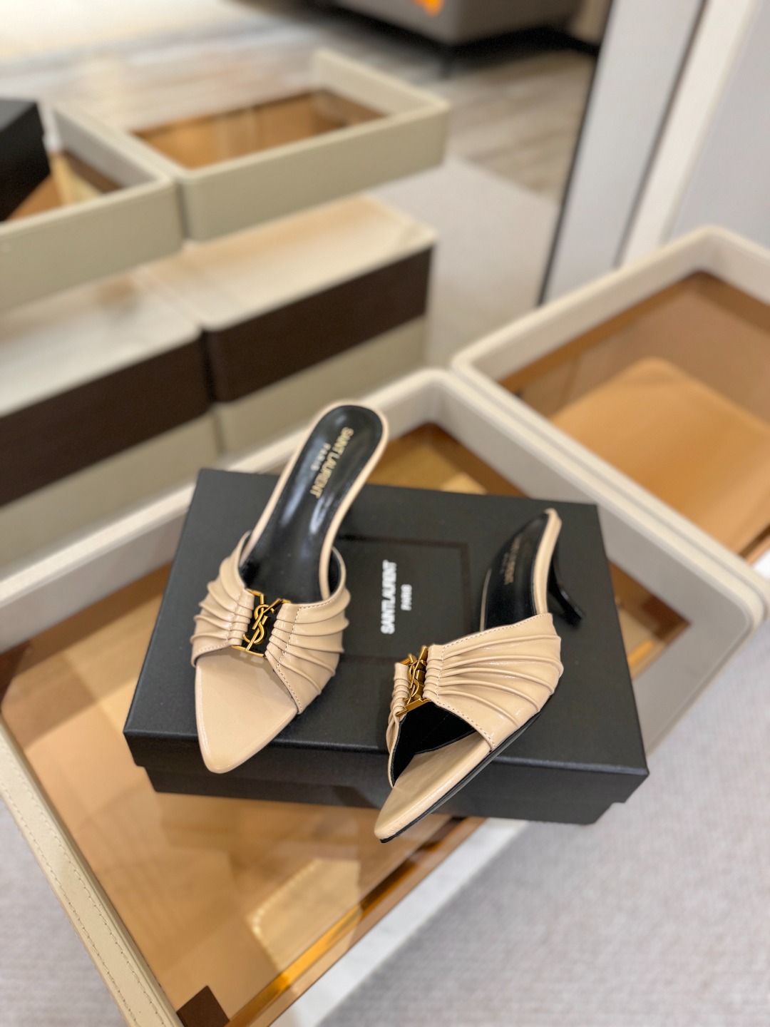 YSL「SAINT LAURENT*」 夏季新品 尖头优雅大气高跟拖鞋 —————————— 尖头设计拉长腿部线条, YSL「SAINT LAURENT*」 夏季新品 尖头优雅大气高跟拖鞋 —————————— 尖头设计拉长腿部线条,