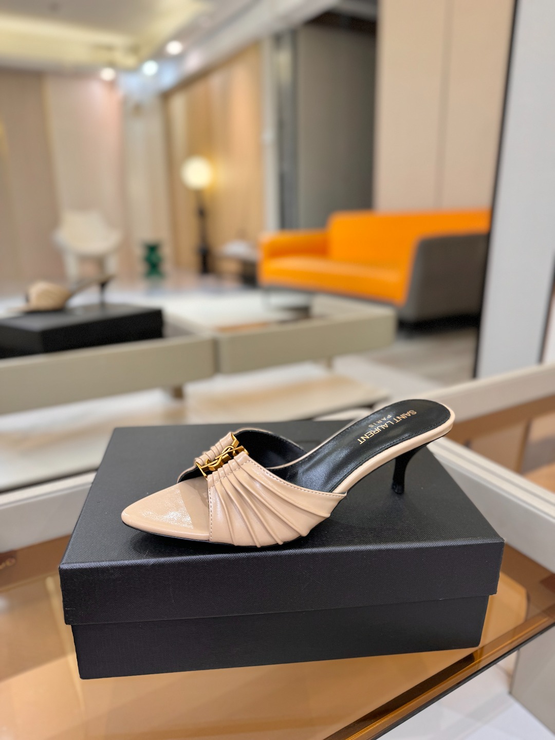 YSL「SAINT LAURENT*」 夏季新品 尖头优雅大气高跟拖鞋 —————————— 尖头设计拉长腿部线条, YSL「SAINT LAURENT*」 夏季新品 尖头优雅大气高跟拖鞋 —————————— 尖头设计拉长腿部线条,