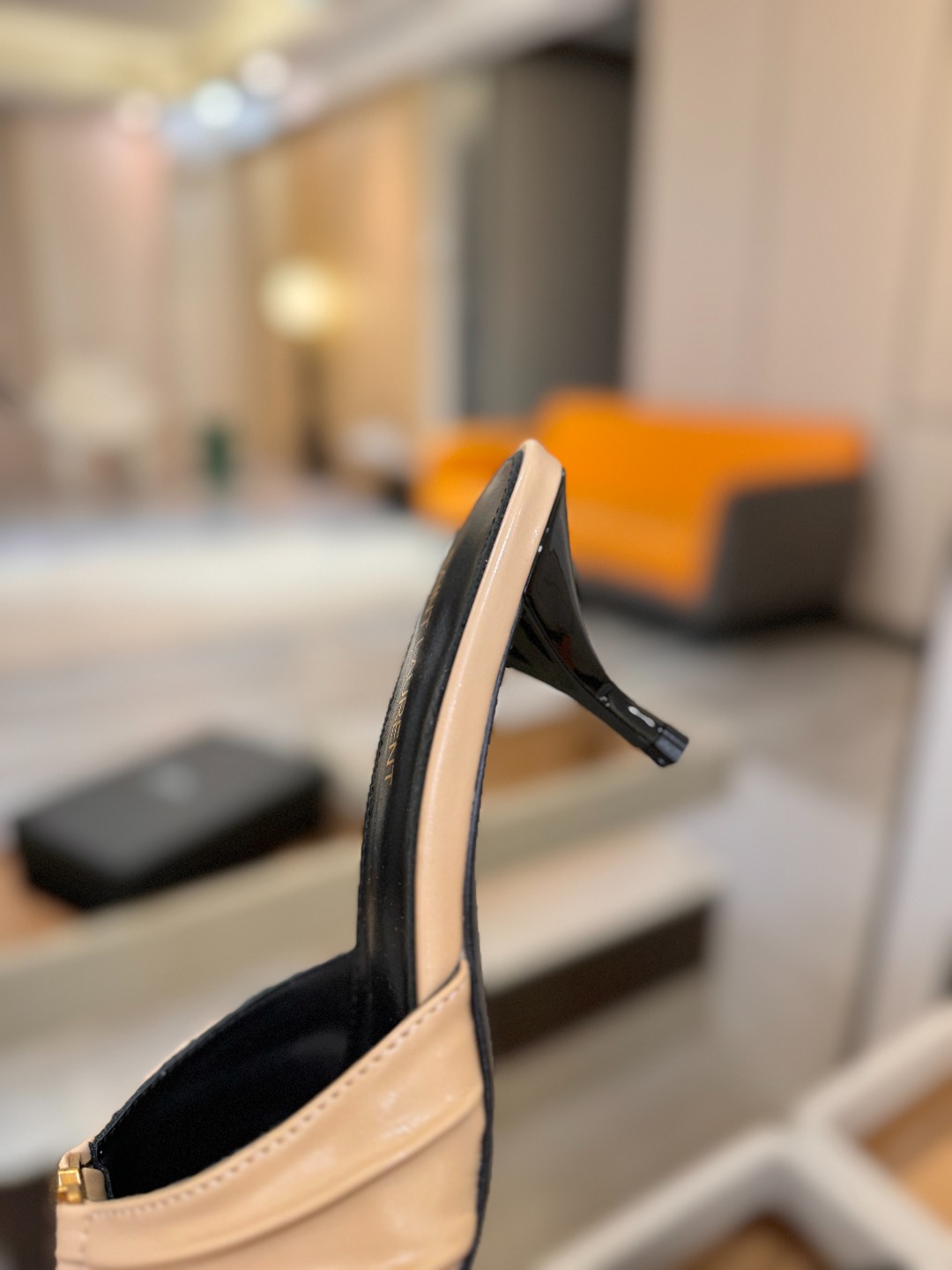 YSL「SAINT LAURENT*」 夏季新品 尖头优雅大气高跟拖鞋 —————————— 尖头设计拉长腿部线条, YSL「SAINT LAURENT*」 夏季新品 尖头优雅大气高跟拖鞋 —————————— 尖头设计拉长腿部线条,