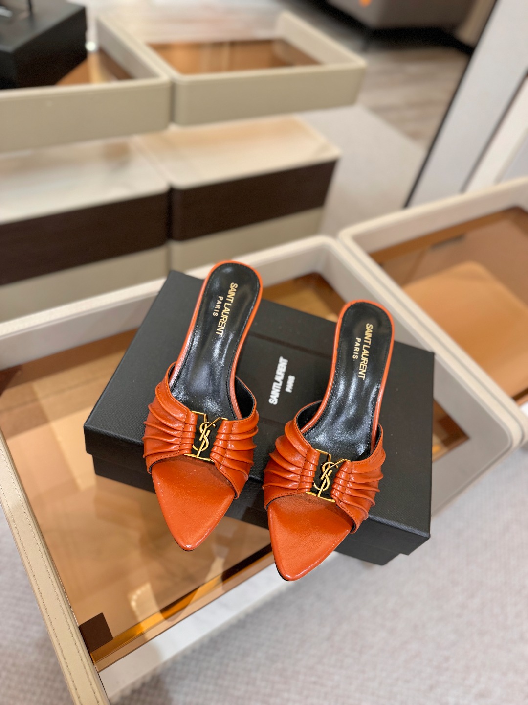YSL「SAINT LAURENT*」 夏季新品 尖头优雅大气高跟拖鞋 —————————— 尖头设计拉长腿部线条, YSL「SAINT LAURENT*」 夏季新品 尖头优雅大气高跟拖鞋 —————————— 尖头设计拉长腿部线条,
