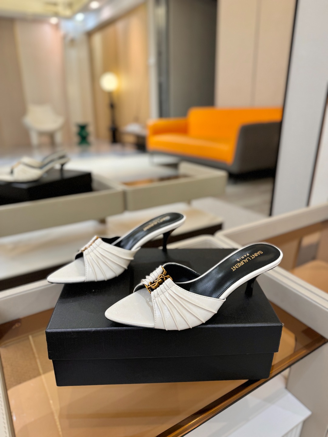 YSL「SAINT LAURENT*」 夏季新品 尖头优雅大气高跟拖鞋 —————————— 尖头设计拉长腿部线条, YSL「SAINT LAURENT*」 夏季新品 尖头优雅大气高跟拖鞋 —————————— 尖头设计拉长腿部线条,
