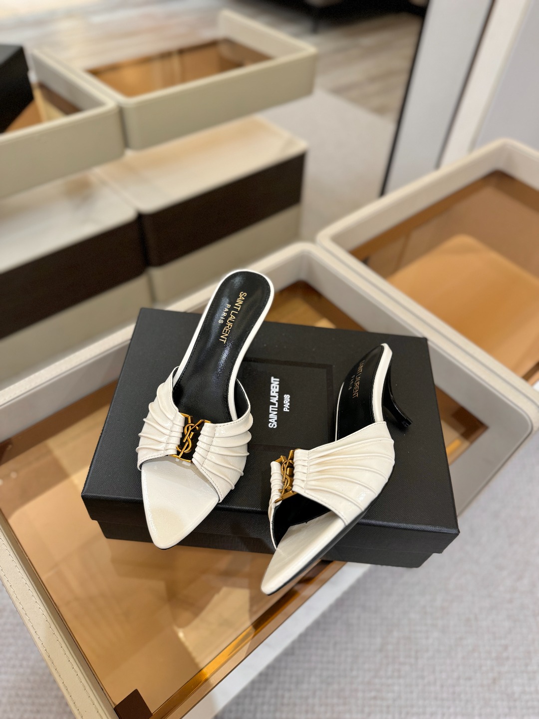 YSL「SAINT LAURENT*」 夏季新品 尖头优雅大气高跟拖鞋 —————————— 尖头设计拉长腿部线条, YSL「SAINT LAURENT*」 夏季新品 尖头优雅大气高跟拖鞋 —————————— 尖头设计拉长腿部线条,