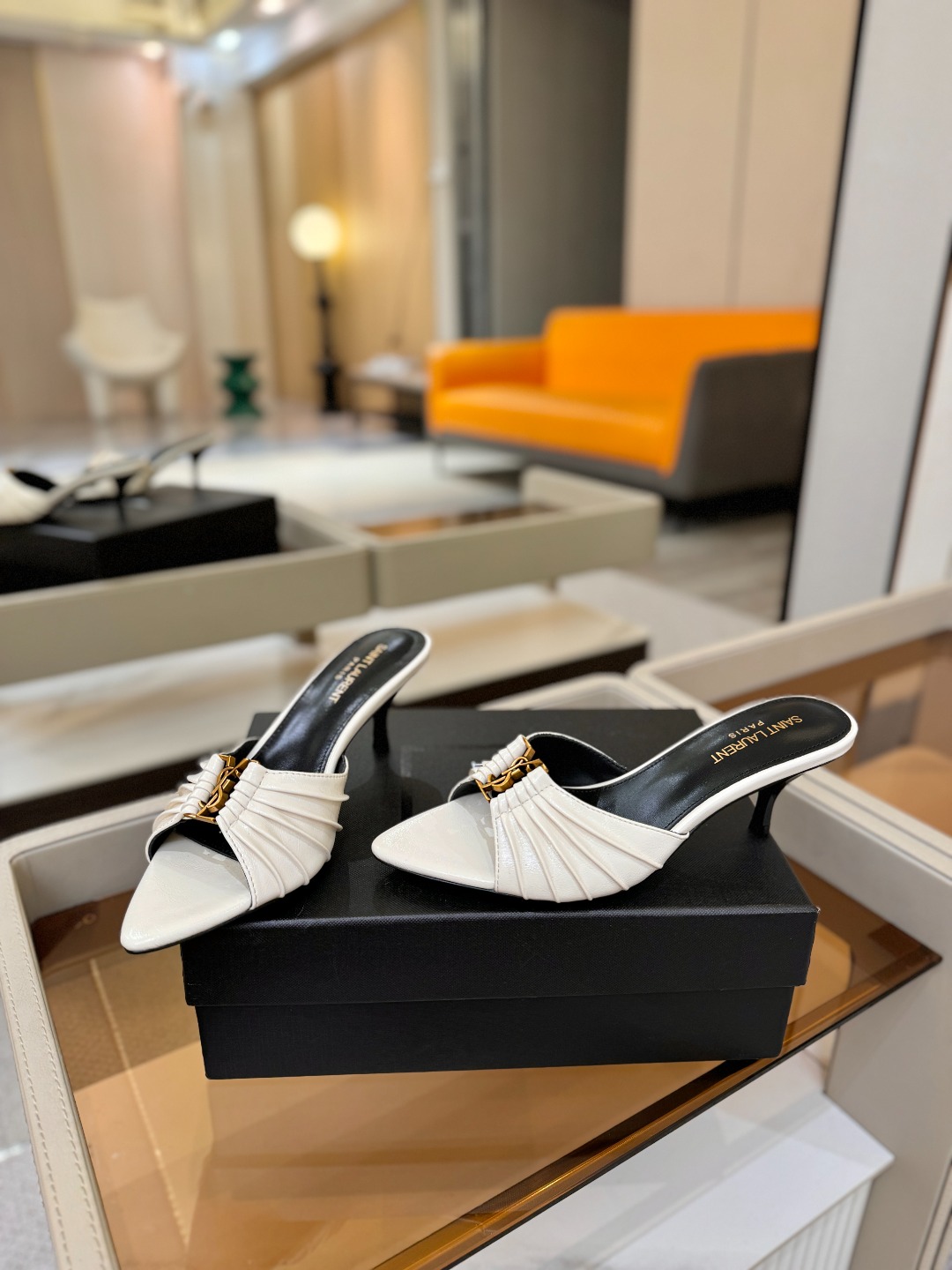 YSL「SAINT LAURENT*」 夏季新品 尖头优雅大气高跟拖鞋 —————————— 尖头设计拉长腿部线条, YSL「SAINT LAURENT*」 夏季新品 尖头优雅大气高跟拖鞋 —————————— 尖头设计拉长腿部线条,