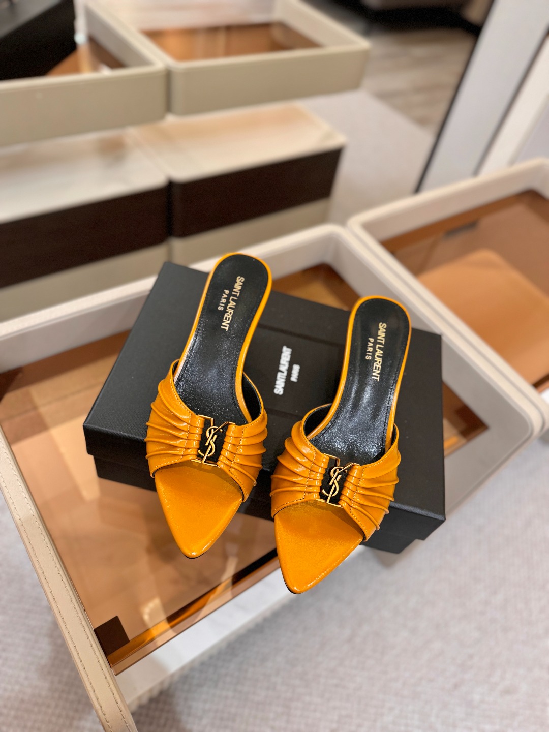 YSL「SAINT LAURENT*」 夏季新品 尖头优雅大气高跟拖鞋 —————————— 尖头设计拉长腿部线条, YSL「SAINT LAURENT*」 夏季新品 尖头优雅大气高跟拖鞋 —————————— 尖头设计拉长腿部线条,