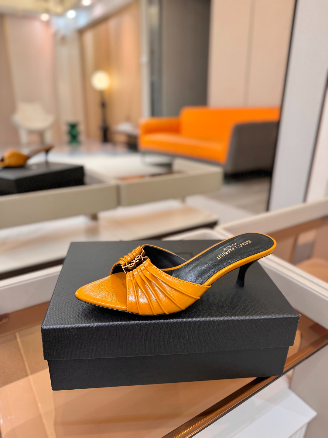 YSL「SAINT LAURENT*」 夏季新品 尖头优雅大气高跟拖鞋 —————————— 尖头设计拉长腿部线条, YSL「SAINT LAURENT*」 夏季新品 尖头优雅大气高跟拖鞋 —————————— 尖头设计拉长腿部线条,