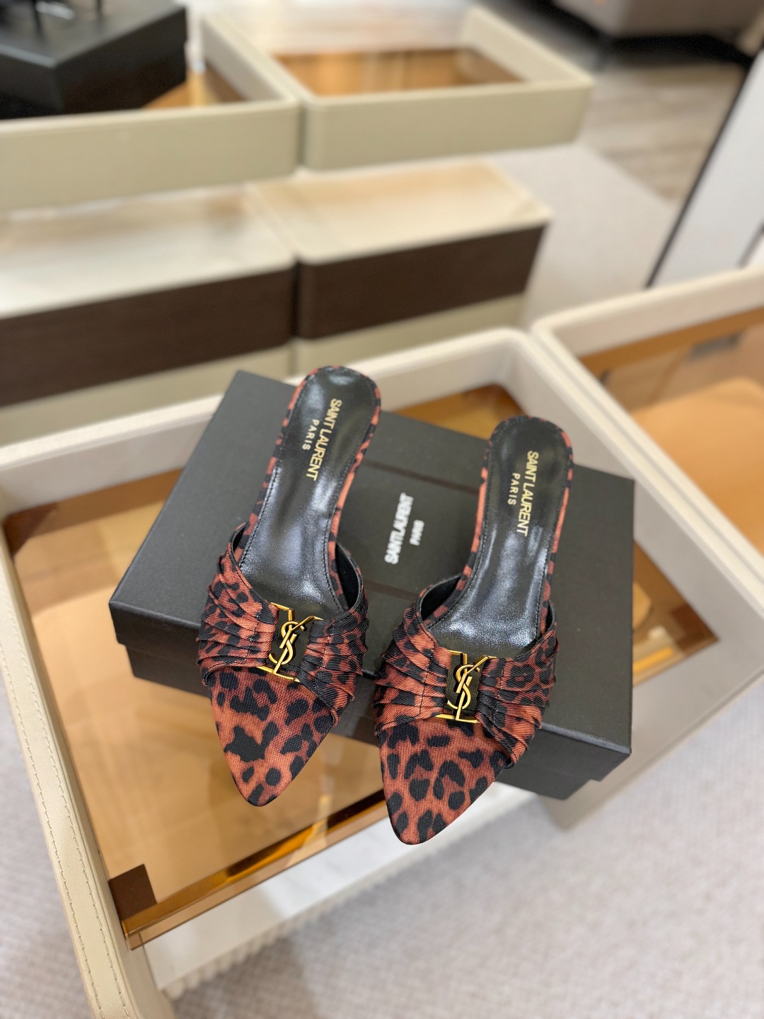 YSL「SAINT LAURENT*」 夏季新品 尖头优雅大气高跟拖鞋 —————————— 尖头设计拉长腿部线条, YSL「SAINT LAURENT*」 夏季新品 尖头优雅大气高跟拖鞋 —————————— 尖头设计拉长腿部线条,