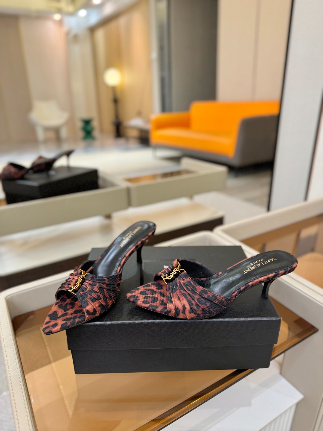 YSL「SAINT LAURENT*」 夏季新品 尖头优雅大气高跟拖鞋 —————————— 尖头设计拉长腿部线条, YSL「SAINT LAURENT*」 夏季新品 尖头优雅大气高跟拖鞋 —————————— 尖头设计拉长腿部线条,