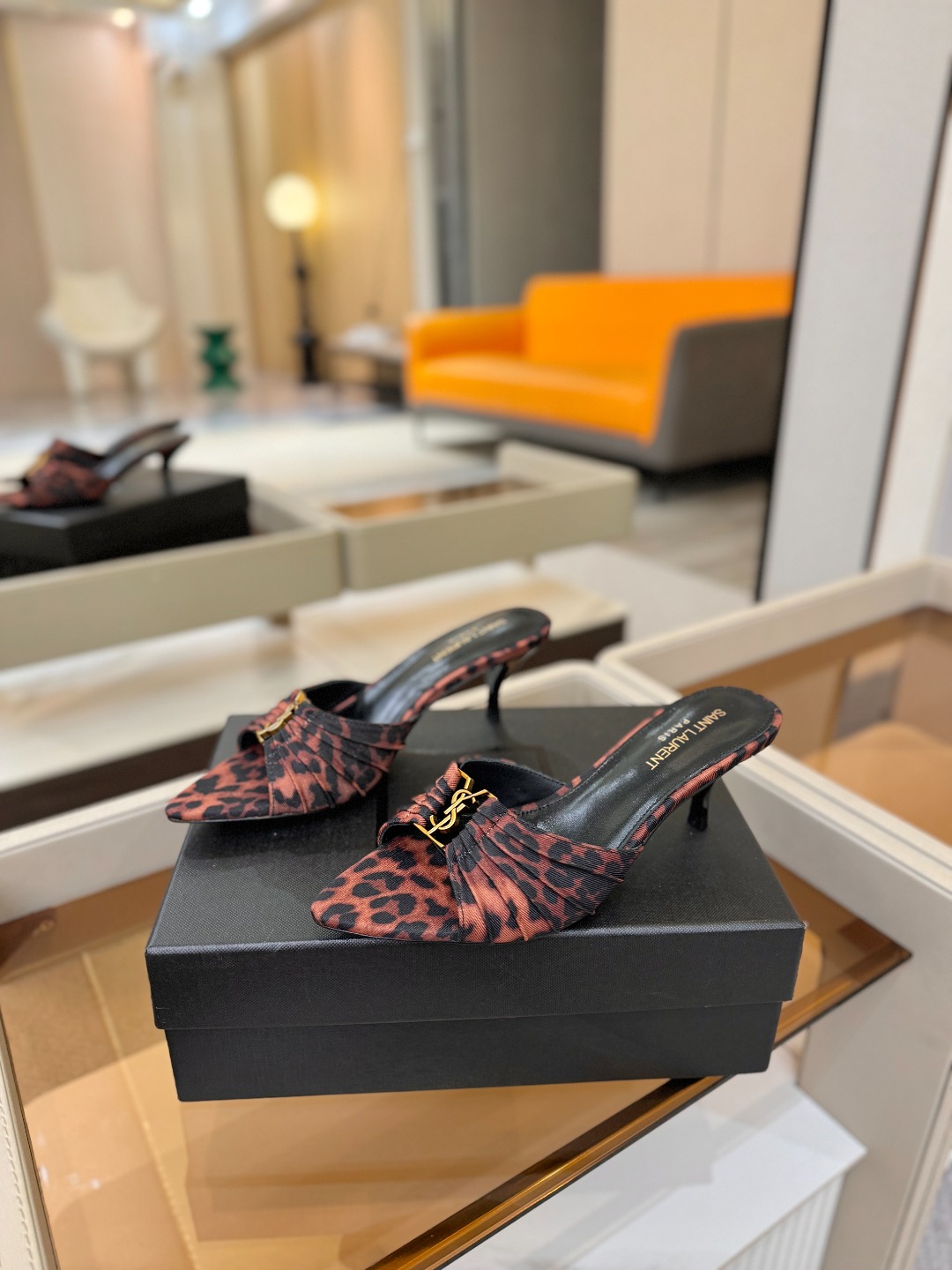 YSL「SAINT LAURENT*」 夏季新品 尖头优雅大气高跟拖鞋 —————————— 尖头设计拉长腿部线条, YSL「SAINT LAURENT*」 夏季新品 尖头优雅大气高跟拖鞋 —————————— 尖头设计拉长腿部线条,