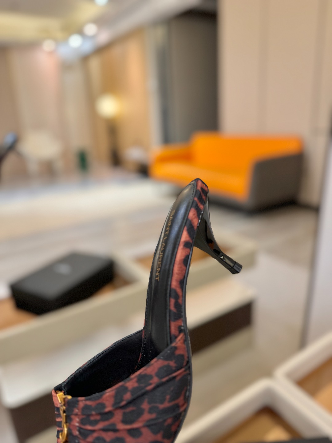 YSL「SAINT LAURENT*」 夏季新品 尖头优雅大气高跟拖鞋 —————————— 尖头设计拉长腿部线条, YSL「SAINT LAURENT*」 夏季新品 尖头优雅大气高跟拖鞋 —————————— 尖头设计拉长腿部线条,