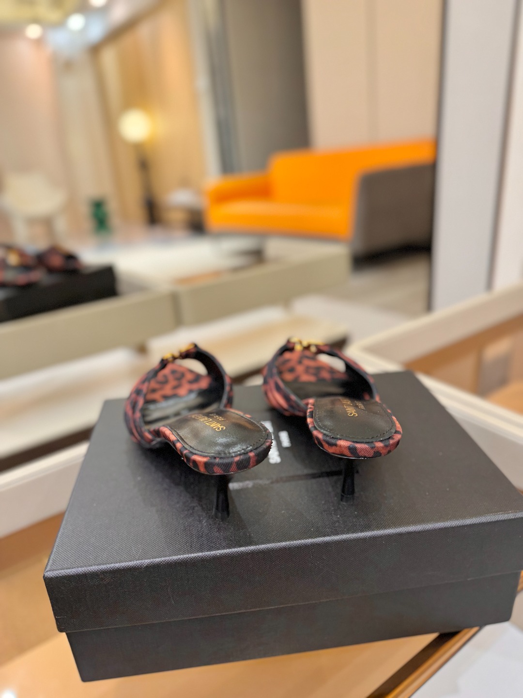 YSL「SAINT LAURENT*」 夏季新品 尖头优雅大气高跟拖鞋 —————————— 尖头设计拉长腿部线条, YSL「SAINT LAURENT*」 夏季新品 尖头优雅大气高跟拖鞋 —————————— 尖头设计拉长腿部线条,