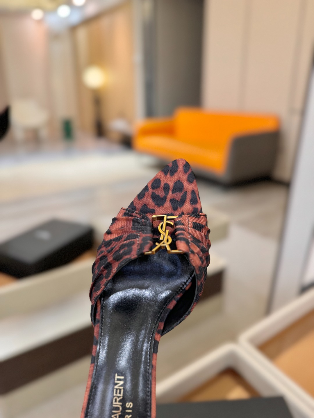 YSL「SAINT LAURENT*」 夏季新品 尖头优雅大气高跟拖鞋 —————————— 尖头设计拉长腿部线条, YSL「SAINT LAURENT*」 夏季新品 尖头优雅大气高跟拖鞋 —————————— 尖头设计拉长腿部线条,
