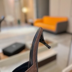 YSL「SAINT LAURENT*」 夏季新品 尖头优雅大气高跟拖鞋 —————————— 尖头设计拉长腿部线条, YSL「SAINT LAURENT*」 夏季新品 尖头优雅大气高跟拖鞋 —————————— 尖头设计拉长腿部线条,