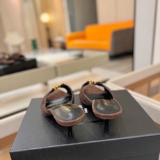 YSL「SAINT LAURENT*」 夏季新品 尖头优雅大气高跟拖鞋 —————————— 尖头设计拉长腿部线条, YSL「SAINT LAURENT*」 夏季新品 尖头优雅大气高跟拖鞋 —————————— 尖头设计拉长腿部线条,