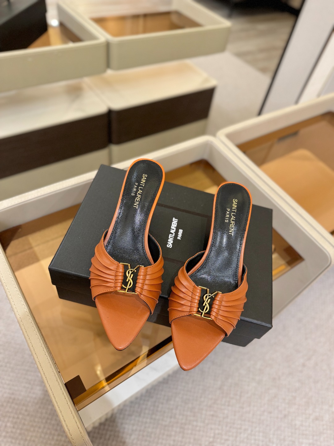 YSL「SAINT LAURENT*」 夏季新品 尖头优雅大气高跟拖鞋 —————————— 尖头设计拉长腿部线条, YSL「SAINT LAURENT*」 夏季新品 尖头优雅大气高跟拖鞋 —————————— 尖头设计拉长腿部线条,