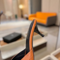 YSL「SAINT LAURENT*」 夏季新品 尖头优雅大气高跟拖鞋 —————————— 尖头设计拉长腿部线条, YSL「SAINT LAURENT*」 夏季新品 尖头优雅大气高跟拖鞋 —————————— 尖头设计拉长腿部线条,