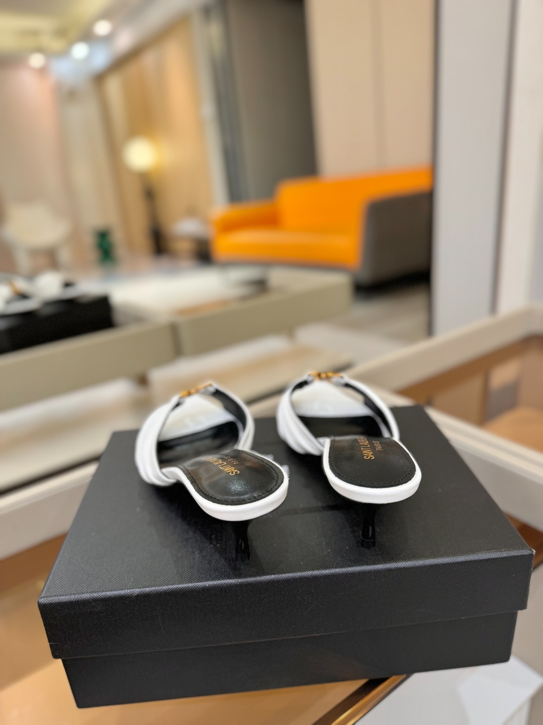 YSL「SAINT LAURENT*」 夏季新品 尖头优雅大气高跟拖鞋 —————————— 尖头设计拉长腿部线条, YSL「SAINT LAURENT*」 夏季新品 尖头优雅大气高跟拖鞋 —————————— 尖头设计拉长腿部线条,