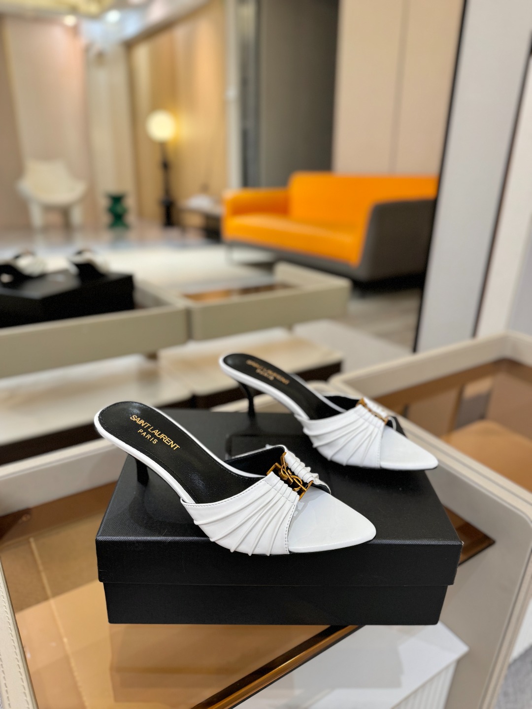 YSL「SAINT LAURENT*」 夏季新品 尖头优雅大气高跟拖鞋 —————————— 尖头设计拉长腿部线条, YSL「SAINT LAURENT*」 夏季新品 尖头优雅大气高跟拖鞋 —————————— 尖头设计拉长腿部线条,