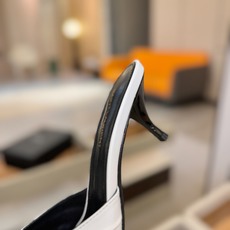 YSL「SAINT LAURENT*」 夏季新品 尖头优雅大气高跟拖鞋 —————————— 尖头设计拉长腿部线条, YSL「SAINT LAURENT*」 夏季新品 尖头优雅大气高跟拖鞋 —————————— 尖头设计拉长腿部线条,