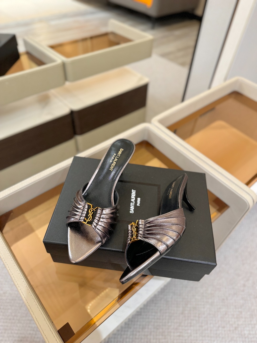 YSL「SAINT LAURENT*」 夏季新品 尖头优雅大气高跟拖鞋 —————————— 尖头设计拉长腿部线条, YSL「SAINT LAURENT*」 夏季新品 尖头优雅大气高跟拖鞋 —————————— 尖头设计拉长腿部线条,