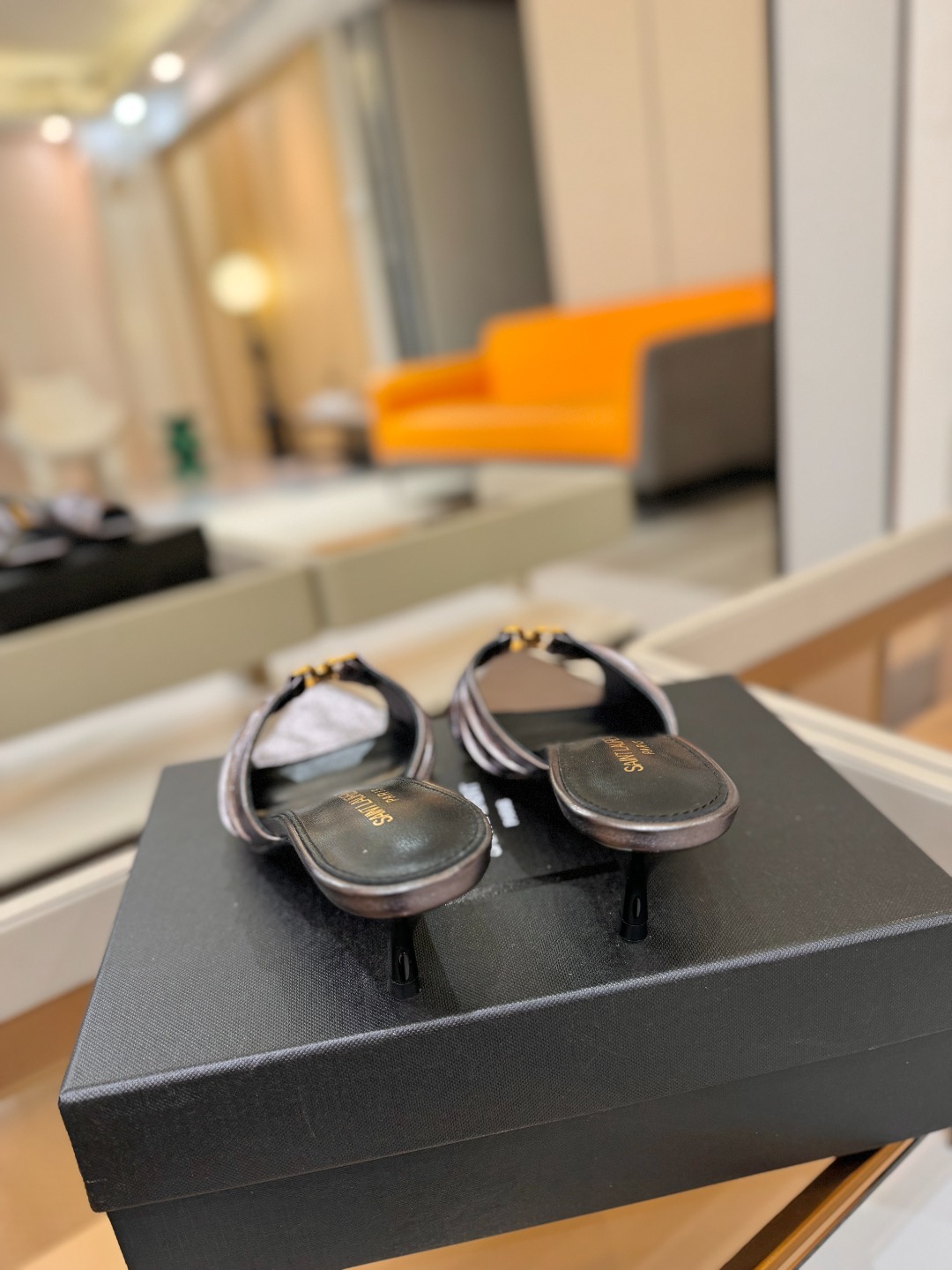 YSL「SAINT LAURENT*」 夏季新品 尖头优雅大气高跟拖鞋 —————————— 尖头设计拉长腿部线条, YSL「SAINT LAURENT*」 夏季新品 尖头优雅大气高跟拖鞋 —————————— 尖头设计拉长腿部线条,