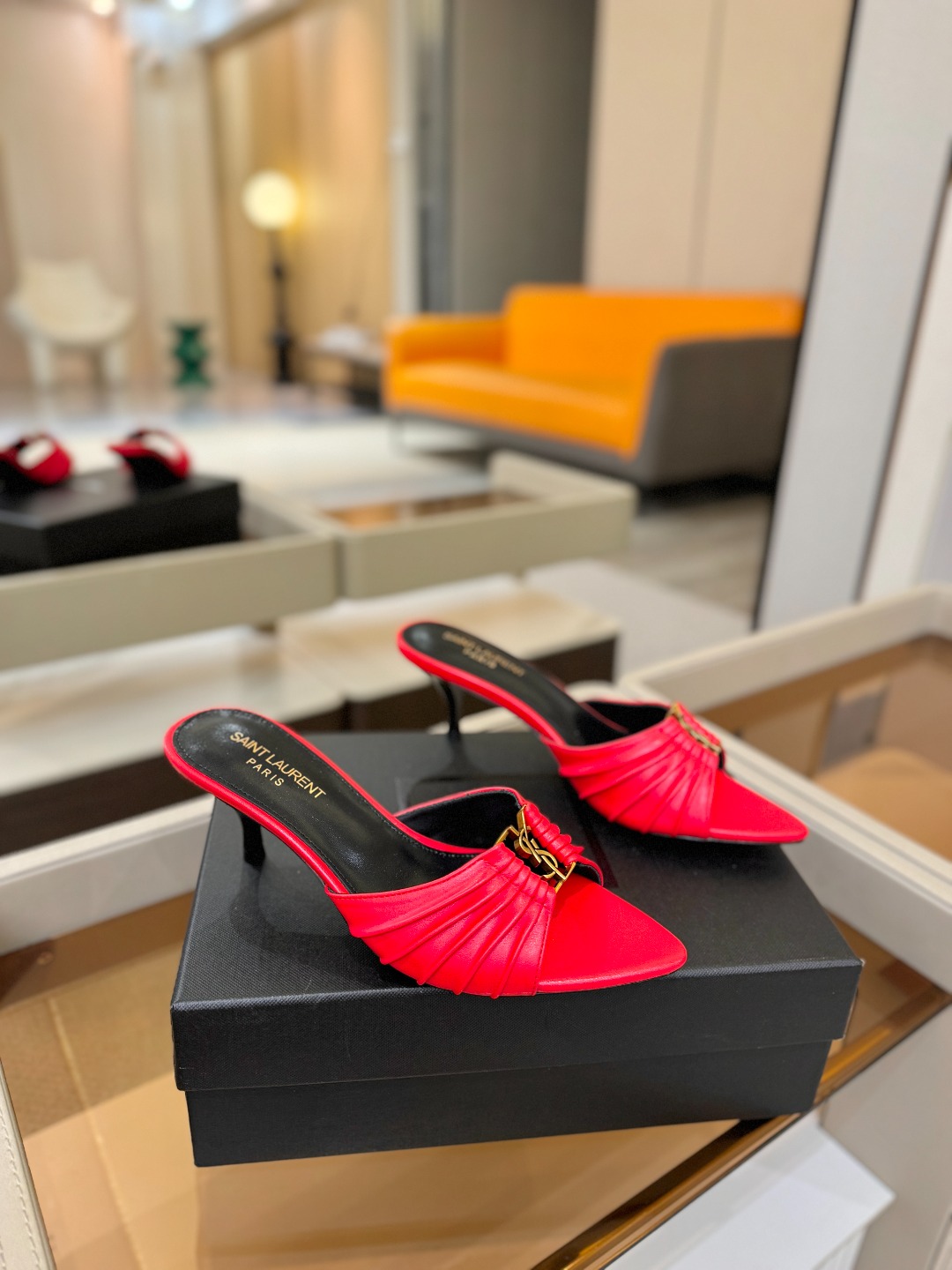 YSL「SAINT LAURENT*」 夏季新品 尖头优雅大气高跟拖鞋 —————————— 尖头设计拉长腿部线条, YSL「SAINT LAURENT*」 夏季新品 尖头优雅大气高跟拖鞋 —————————— 尖头设计拉长腿部线条,