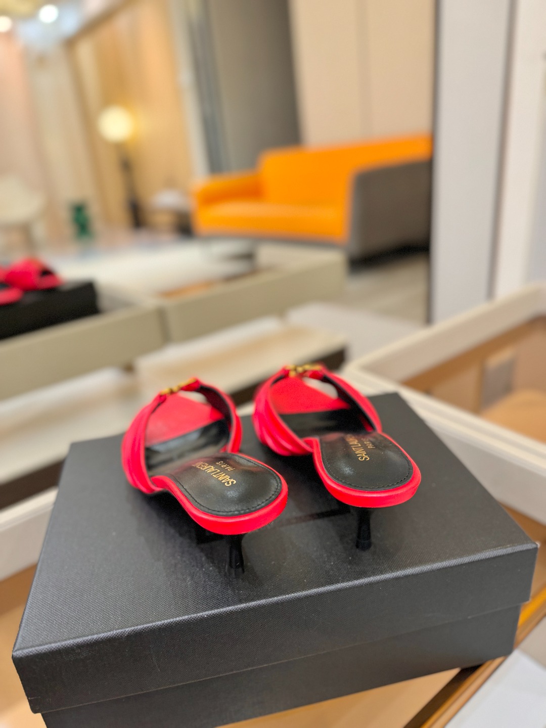 YSL「SAINT LAURENT*」 夏季新品 尖头优雅大气高跟拖鞋 —————————— 尖头设计拉长腿部线条, YSL「SAINT LAURENT*」 夏季新品 尖头优雅大气高跟拖鞋 —————————— 尖头设计拉长腿部线条,