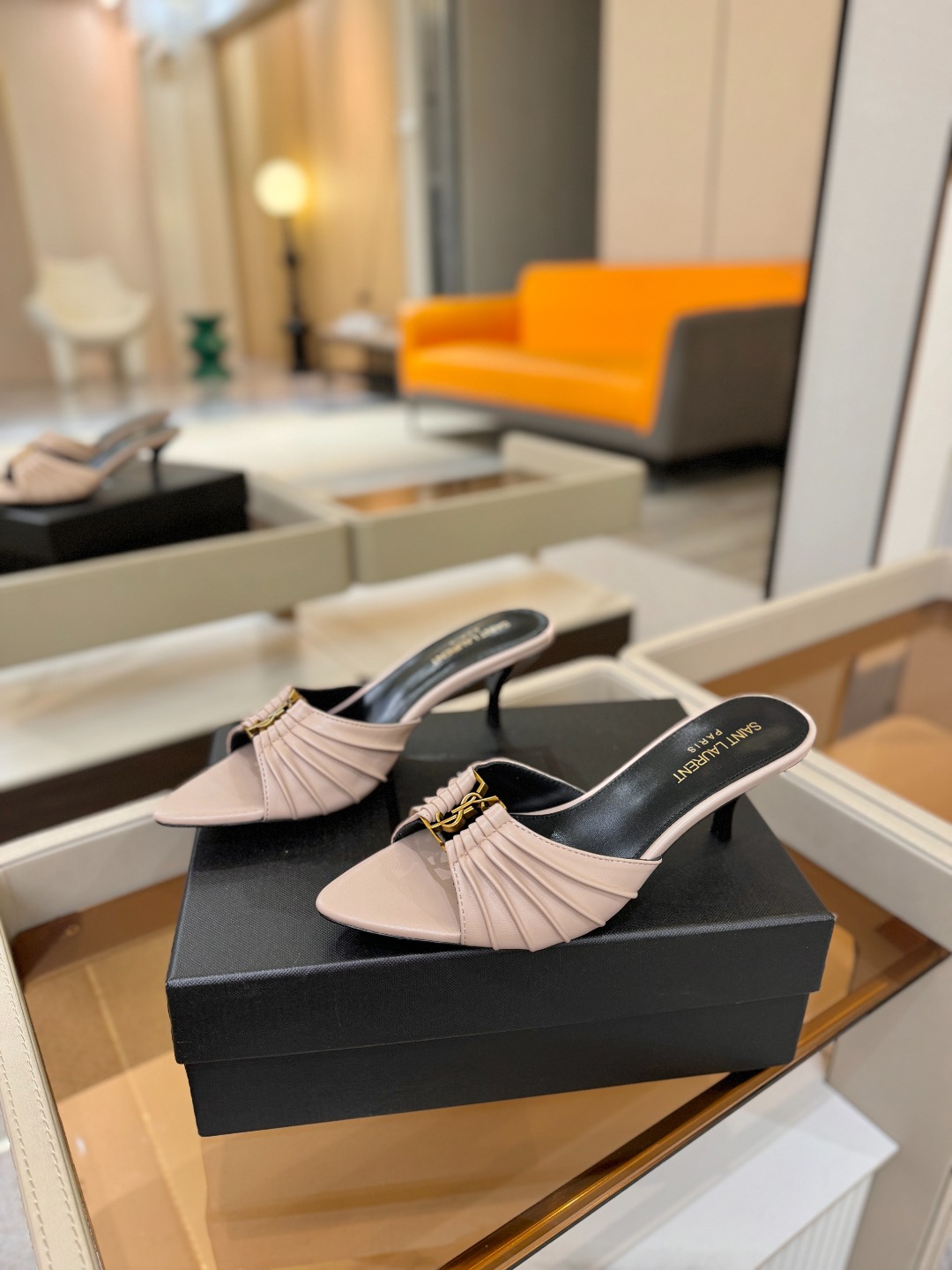 YSL「SAINT LAURENT*」 夏季新品 尖头优雅大气高跟拖鞋 —————————— 尖头设计拉长腿部线条, YSL「SAINT LAURENT*」 夏季新品 尖头优雅大气高跟拖鞋 —————————— 尖头设计拉长腿部线条,