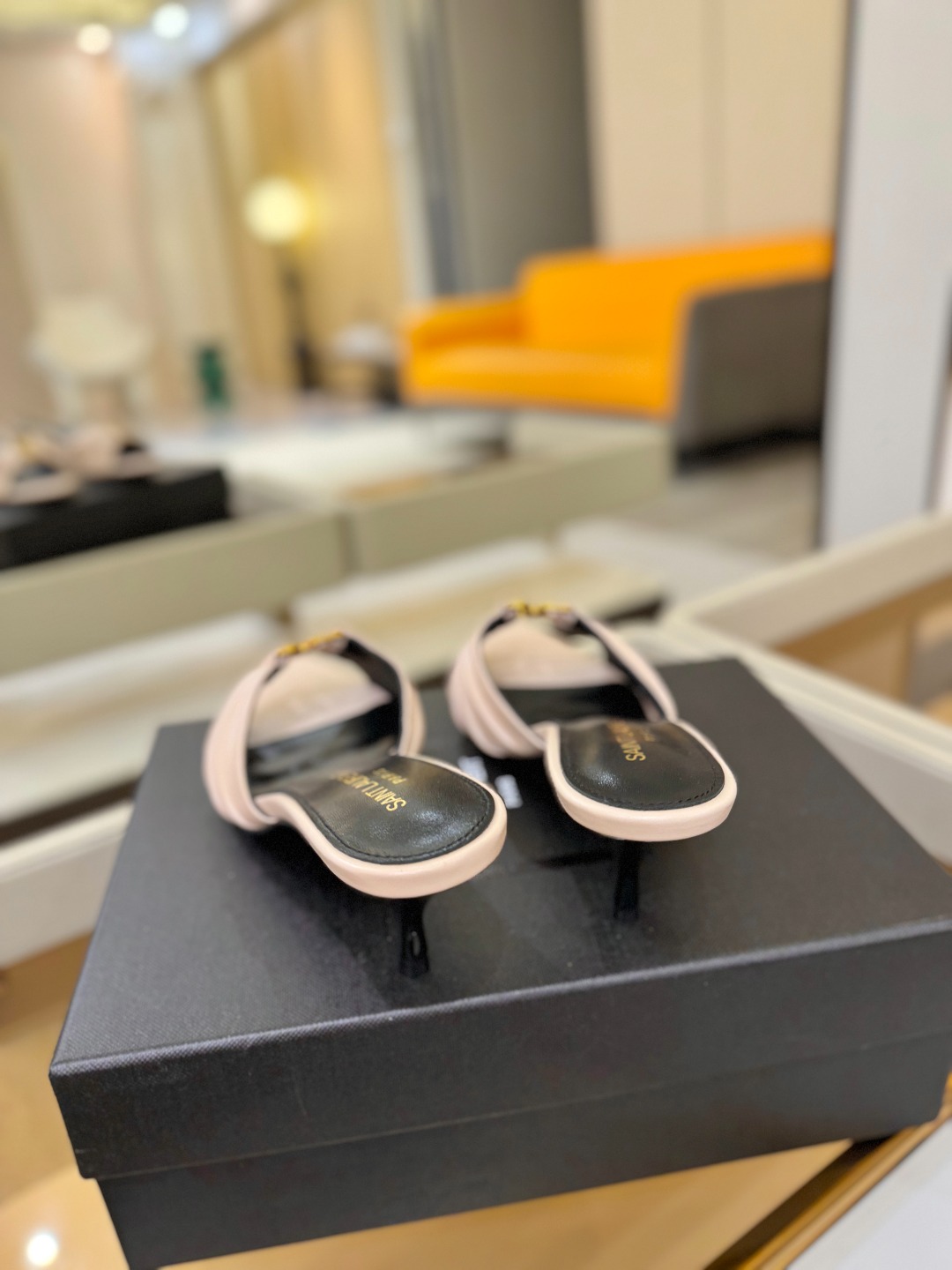 YSL「SAINT LAURENT*」 夏季新品 尖头优雅大气高跟拖鞋 —————————— 尖头设计拉长腿部线条, YSL「SAINT LAURENT*」 夏季新品 尖头优雅大气高跟拖鞋 —————————— 尖头设计拉长腿部线条,