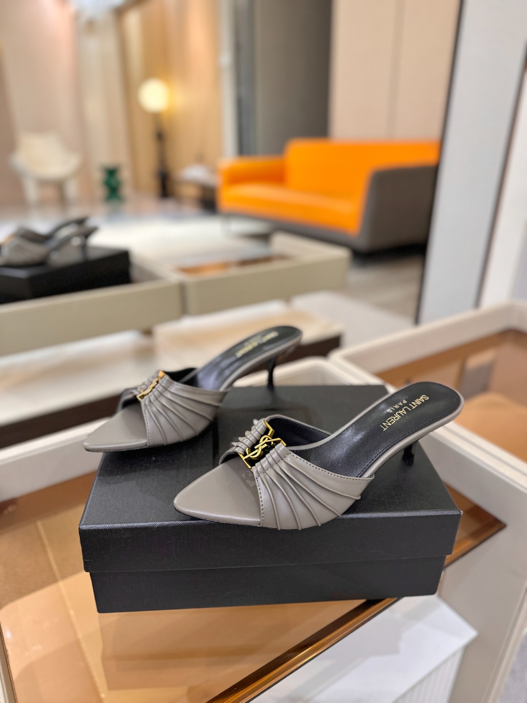 YSL「SAINT LAURENT*」 夏季新品 尖头优雅大气高跟拖鞋 —————————— 尖头设计拉长腿部线条, YSL「SAINT LAURENT*」 夏季新品 尖头优雅大气高跟拖鞋 —————————— 尖头设计拉长腿部线条,