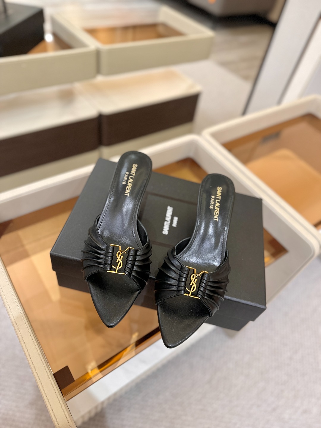 YSL「SAINT LAURENT*」 夏季新品 尖头优雅大气高跟拖鞋 —————————— 尖头设计拉长腿部线条, YSL「SAINT LAURENT*」 夏季新品 尖头优雅大气高跟拖鞋 —————————— 尖头设计拉长腿部线条,