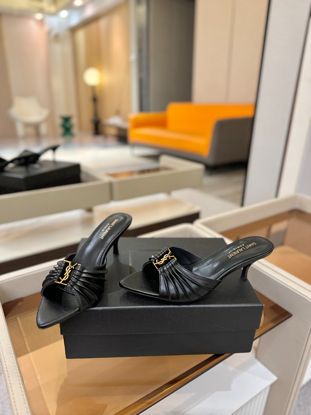 YSL「SAINT LAURENT*」 夏季新品 尖头优雅大气高跟拖鞋 —————————— 尖头设计拉长腿部线条, YSL「SAINT LAURENT*」 夏季新品 尖头优雅大气高跟拖鞋 —————————— 尖头设计拉长腿部线条,