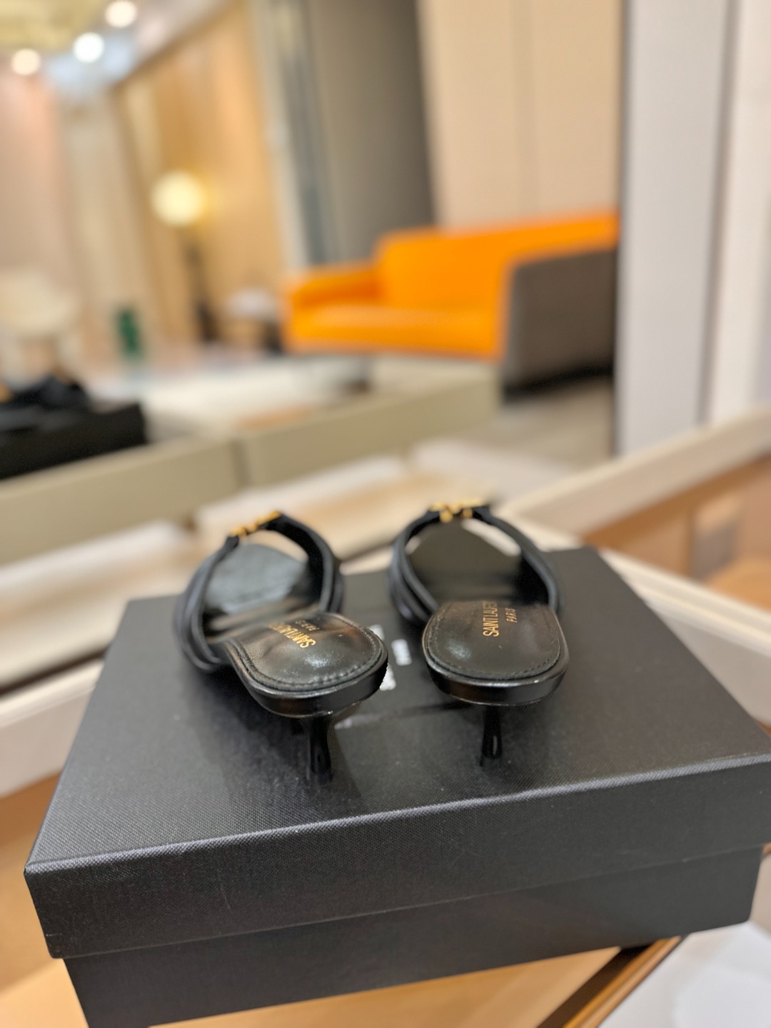 YSL「SAINT LAURENT*」 夏季新品 尖头优雅大气高跟拖鞋 —————————— 尖头设计拉长腿部线条, YSL「SAINT LAURENT*」 夏季新品 尖头优雅大气高跟拖鞋 —————————— 尖头设计拉长腿部线条,