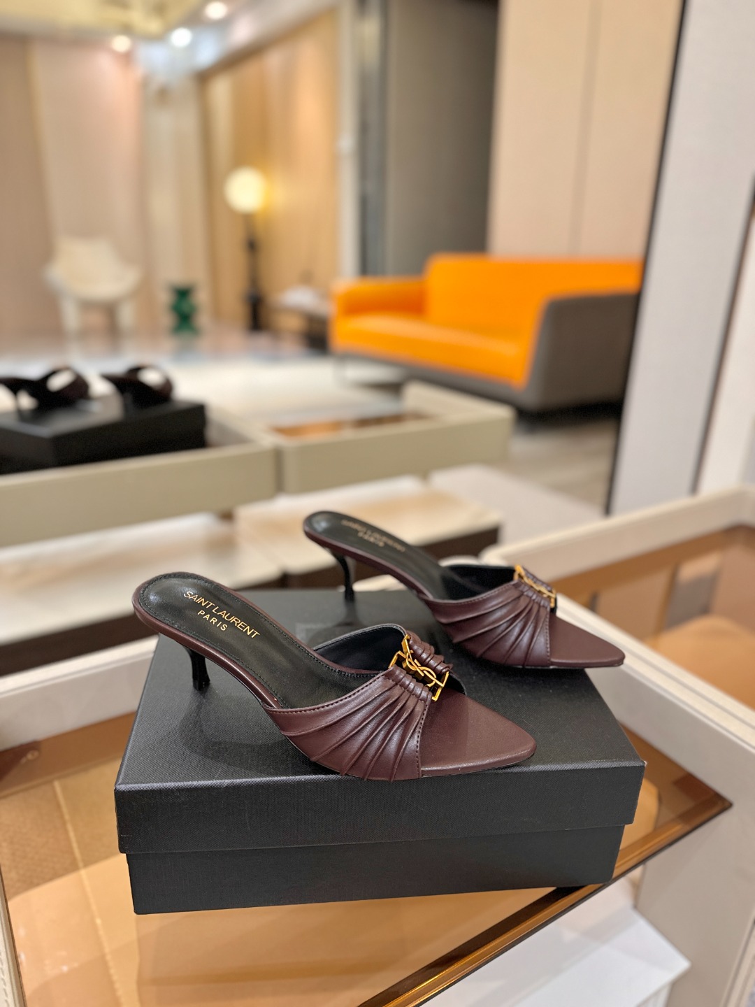 YSL「SAINT LAURENT*」 夏季新品 尖头优雅大气高跟拖鞋 —————————— 尖头设计拉长腿部线条, YSL「SAINT LAURENT*」 夏季新品 尖头优雅大气高跟拖鞋 —————————— 尖头设计拉长腿部线条,
