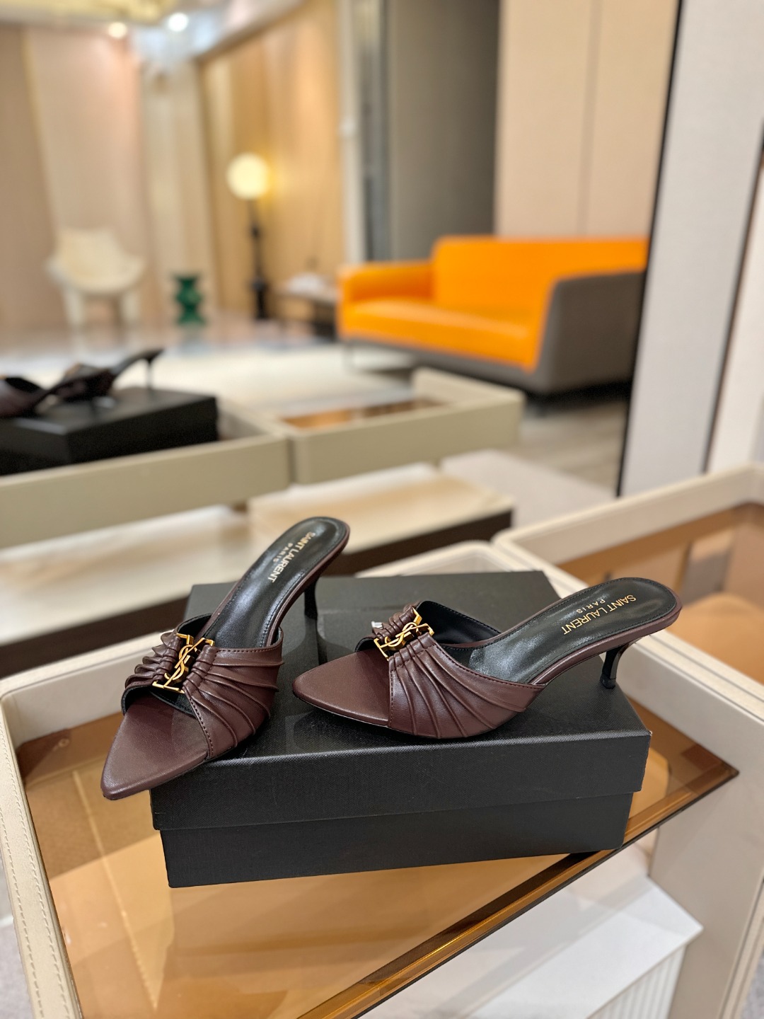 YSL「SAINT LAURENT*」 夏季新品 尖头优雅大气高跟拖鞋 —————————— 尖头设计拉长腿部线条, YSL「SAINT LAURENT*」 夏季新品 尖头优雅大气高跟拖鞋 —————————— 尖头设计拉长腿部线条,