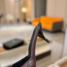 YSL「SAINT LAURENT*」 夏季新品 尖头优雅大气高跟拖鞋 —————————— 尖头设计拉长腿部线条, YSL「SAINT LAURENT*」 夏季新品 尖头优雅大气高跟拖鞋 —————————— 尖头设计拉长腿部线条,