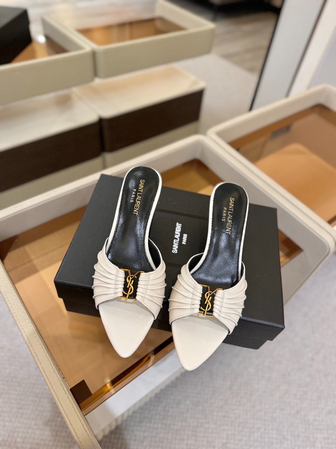 YSL「SAINT LAURENT*」 夏季新品 尖头优雅大气高跟拖鞋 —————————— 尖头设计拉长腿部线条, YSL「SAINT LAURENT*」 夏季新品 尖头优雅大气高跟拖鞋 —————————— 尖头设计拉长腿部线条,
