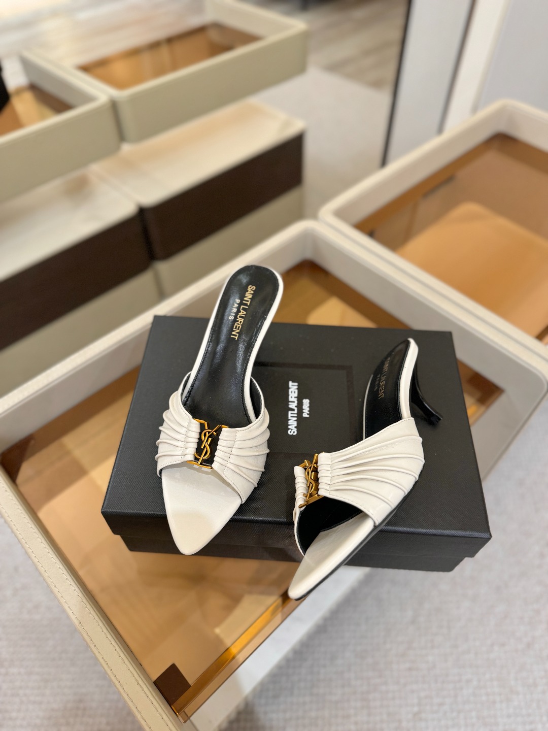 YSL「SAINT LAURENT*」 夏季新品 尖头优雅大气高跟拖鞋 —————————— 尖头设计拉长腿部线条, YSL「SAINT LAURENT*」 夏季新品 尖头优雅大气高跟拖鞋 —————————— 尖头设计拉长腿部线条,
