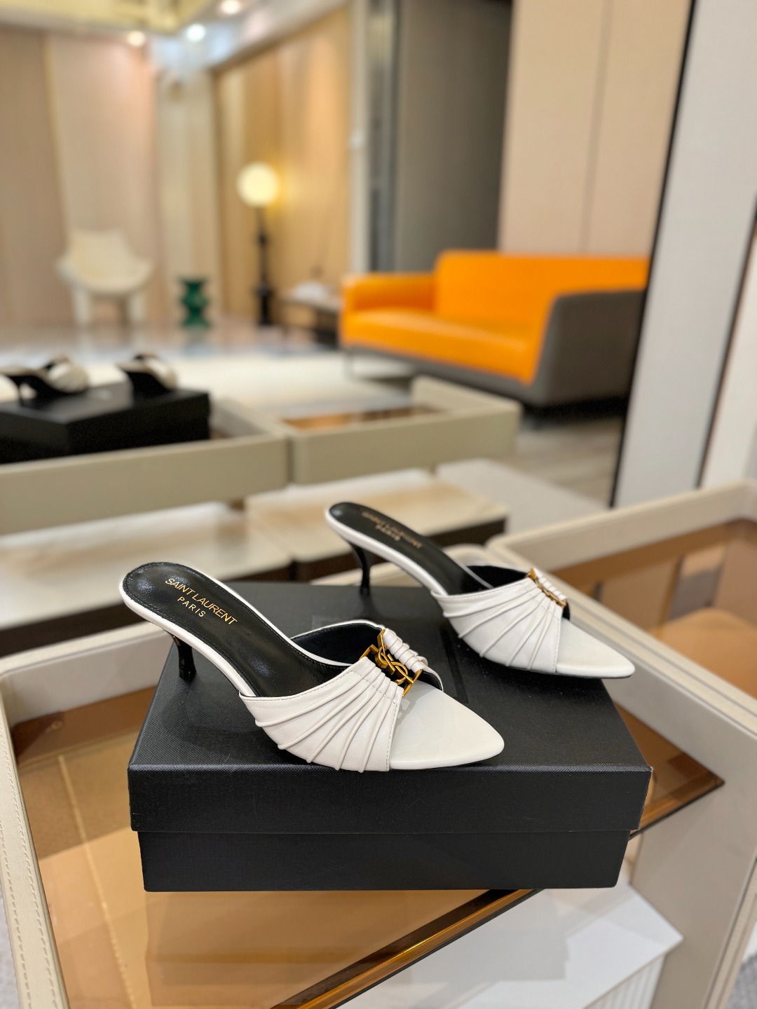 YSL「SAINT LAURENT*」 夏季新品 尖头优雅大气高跟拖鞋 —————————— 尖头设计拉长腿部线条, YSL「SAINT LAURENT*」 夏季新品 尖头优雅大气高跟拖鞋 —————————— 尖头设计拉长腿部线条,