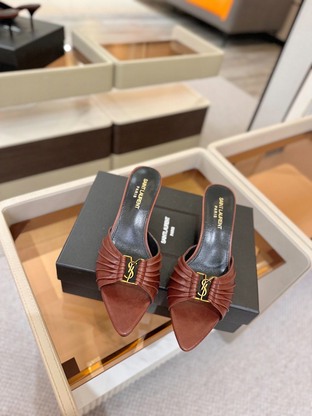 YSL「SAINT LAURENT*」 夏季新品 尖头优雅大气高跟拖鞋 —————————— 尖头设计拉长腿部线条, YSL「SAINT LAURENT*」 夏季新品 尖头优雅大气高跟拖鞋 —————————— 尖头设计拉长腿部线条,