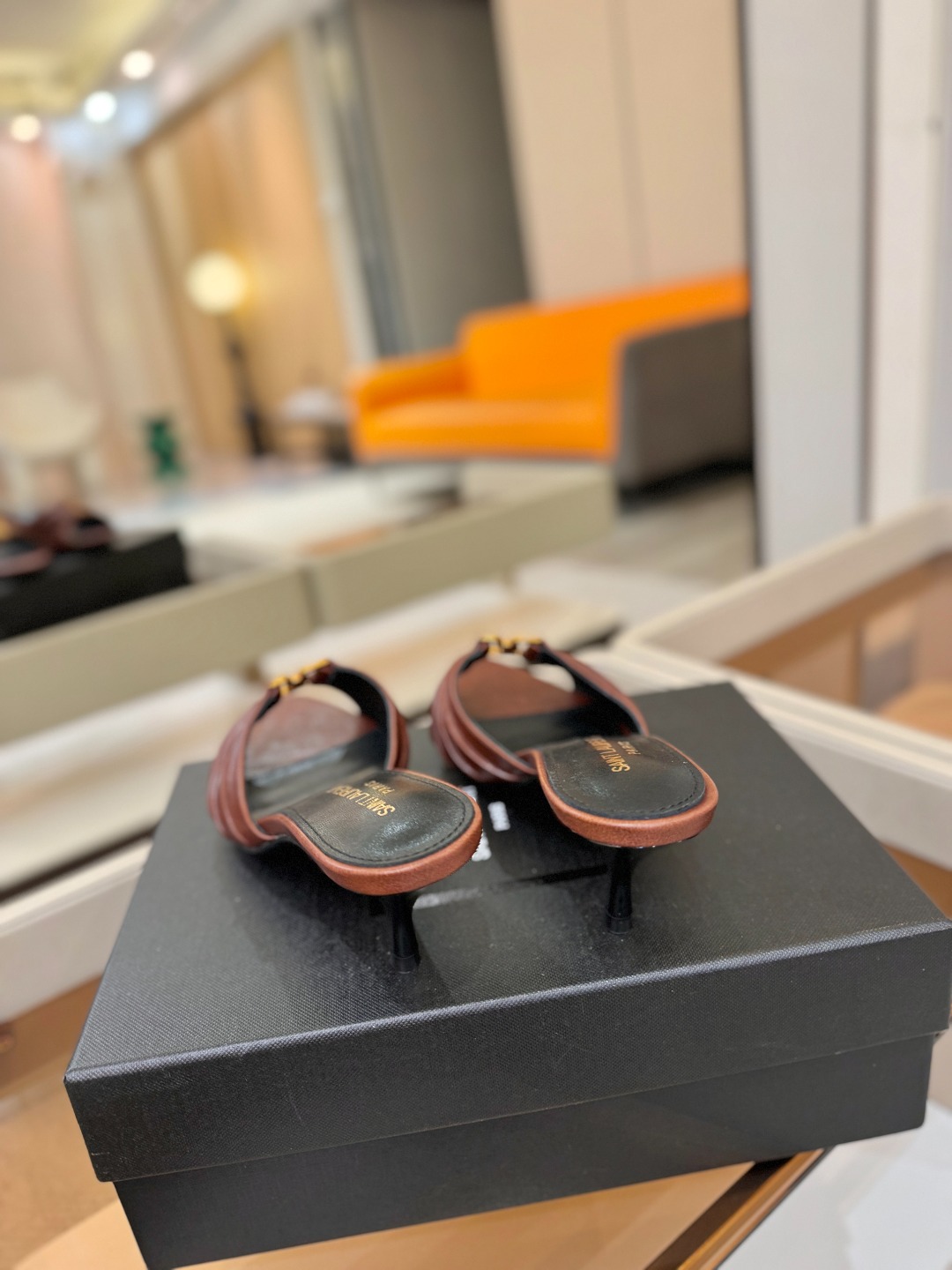 YSL「SAINT LAURENT*」 夏季新品 尖头优雅大气高跟拖鞋 —————————— 尖头设计拉长腿部线条, YSL「SAINT LAURENT*」 夏季新品 尖头优雅大气高跟拖鞋 —————————— 尖头设计拉长腿部线条,
