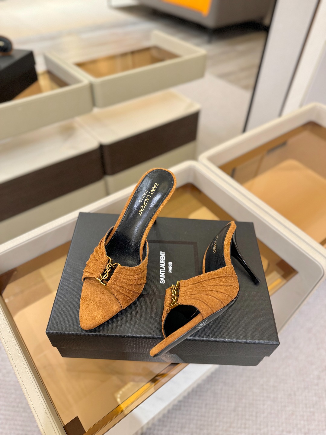 YSL「SAINT LAURENT*」 夏季新品 尖头优雅大气高跟拖鞋 —————————— 尖头设计拉长腿部线条, YSL「SAINT LAURENT*」 夏季新品 尖头优雅大气高跟拖鞋 —————————— 尖头设计拉长腿部线条,