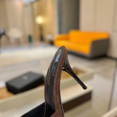 YSL「SAINT LAURENT*」 夏季新品 尖头优雅大气高跟拖鞋 —————————— 尖头设计拉长腿部线条, YSL「SAINT LAURENT*」 夏季新品 尖头优雅大气高跟拖鞋 —————————— 尖头设计拉长腿部线条,