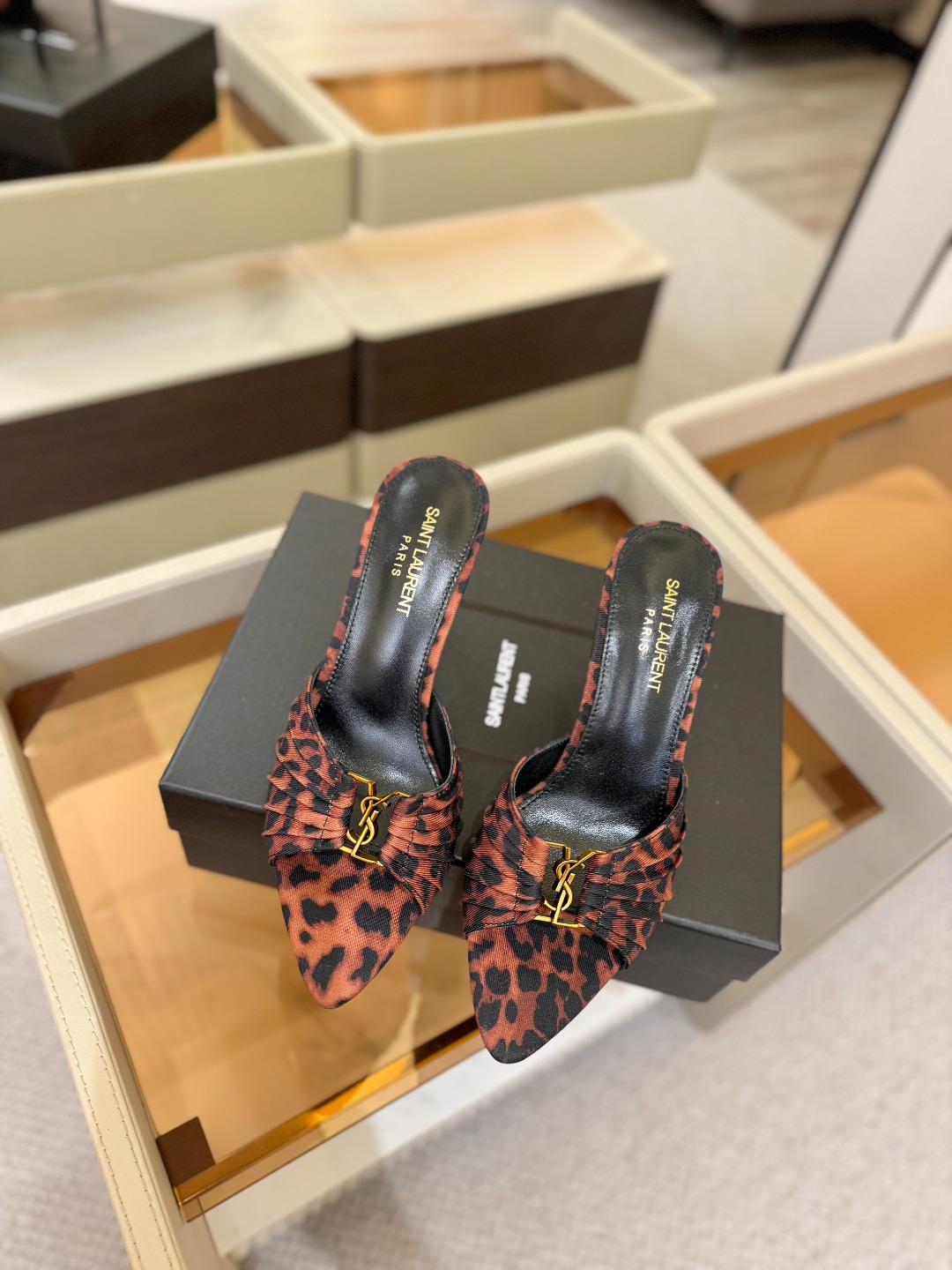 YSL「SAINT LAURENT*」 夏季新品 尖头优雅大气高跟拖鞋 —————————— 尖头设计拉长腿部线条, YSL「SAINT LAURENT*」 夏季新品 尖头优雅大气高跟拖鞋 —————————— 尖头设计拉长腿部线条,